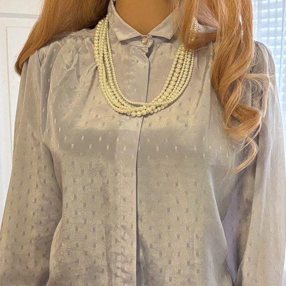 FEMININE DRESSY LIGHT GRAY WITH SHEEN BLOUSE AND IRIDESCENT WHITE BUTTONS SIZE 6 - Picture 1 of 11